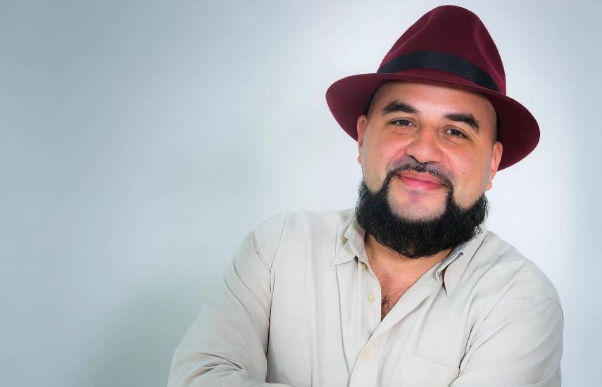 Arturo Wong dirige y actúa en la obra “Votemos, asunto de vecinos”