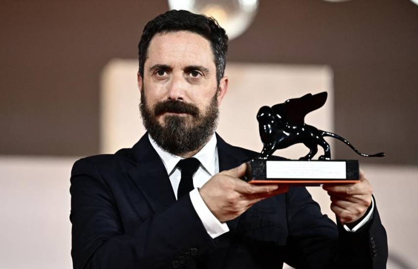 AFP | El cineasta chileno Pablo Larraín levanta el León de Oro.