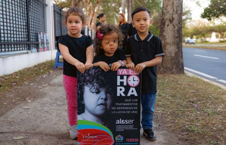 Realizan la vigilia “YA ES HORA” por los pacientes con enfermedades raras en Panamá