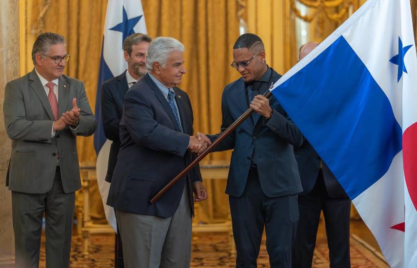 Mulino entrega el pabellón nacional a la selección mayor de fútbol
