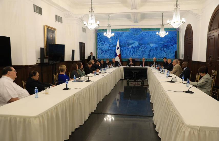 El presidente Mulino se reúne con miembros de la bancada de RM