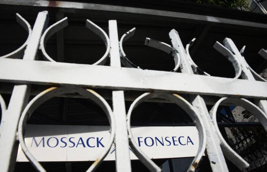 Vista de un cartel afuera del edificio donde se encuentran las oficinas del bufete de abogados Mossack Fonseca.
