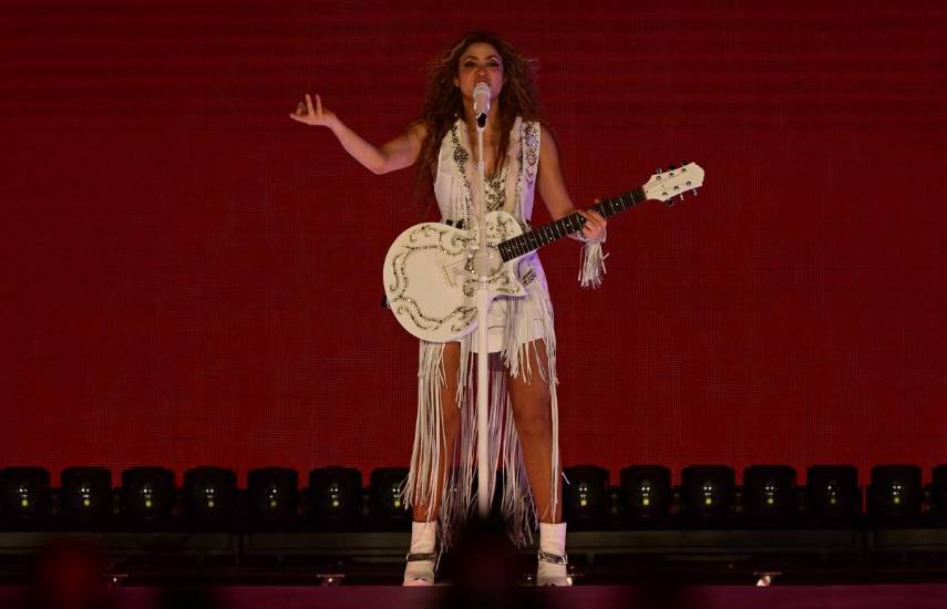 Shakira ofrece concierto en Lima tras salir del hospital