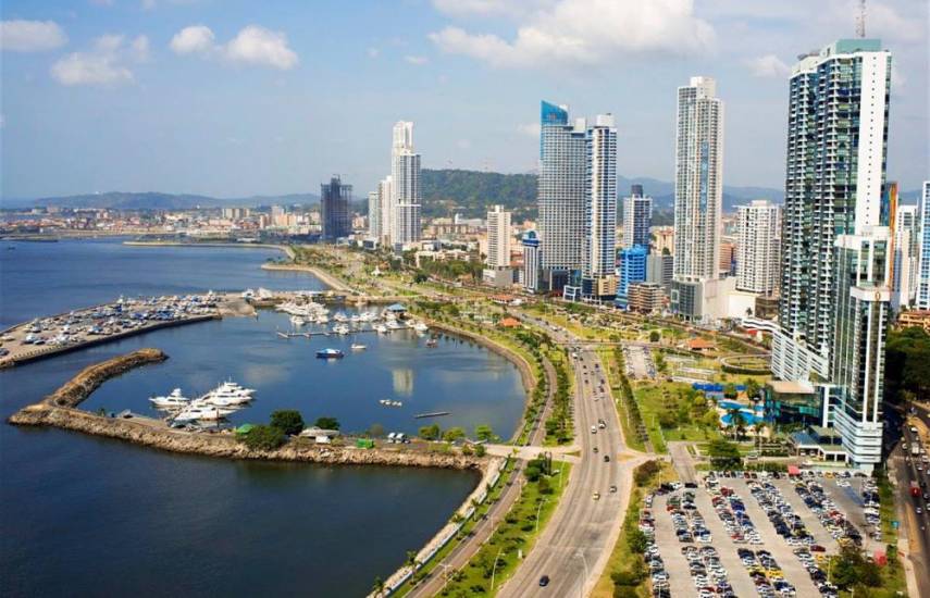 AFP | Vista panorámica de la Ciudad de Panamá donde se observa la Avenida Balboa y la Cinta Costera. También se pueden contemplar los edificios y la Bahía de Panamá.