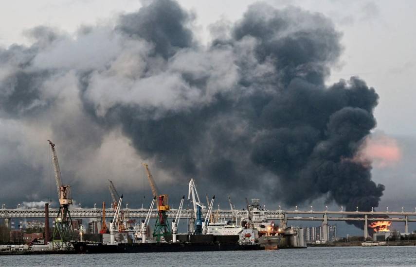 Dos sitios petroleros incendiados por ataque con drones en Rusia