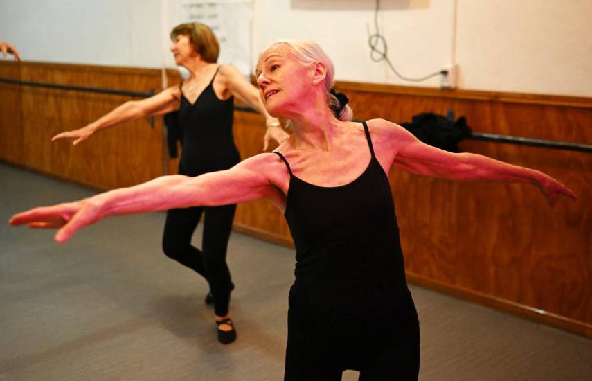 Una chilena desafía sus 100 años con la cadencia del ballet