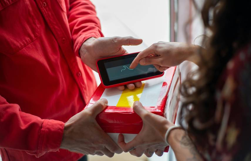 Denuncian tarifas excesivas en delivery