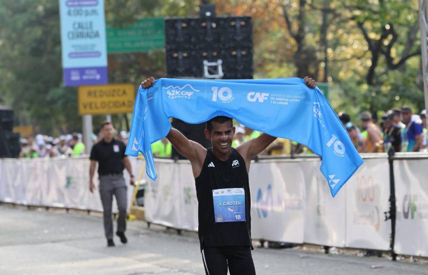 El panameño Jorge Castelblanco gana la X edición del Maratón CAF 2026