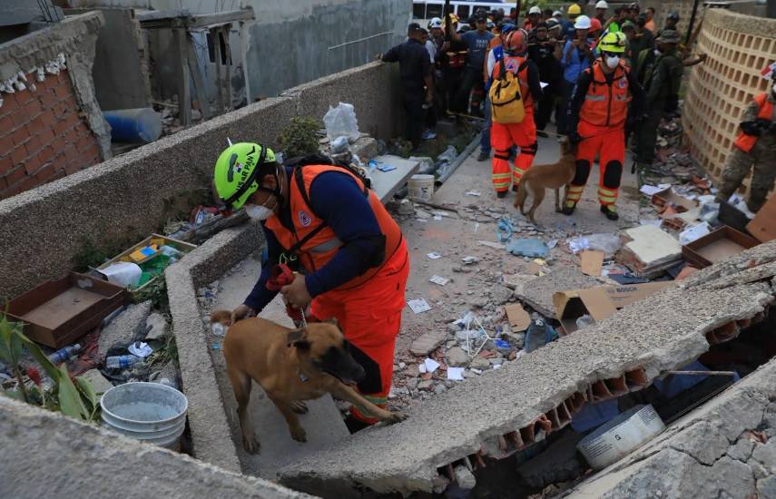 Rescatistas panameños ingresan a zona de mayor impacto del terremoto en Venezuela para buscar sobrevivientes