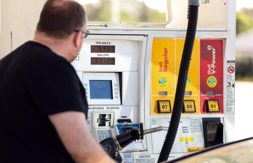 AFP | Un hombre en una estación de combustible para echarle gasolina a su auto.