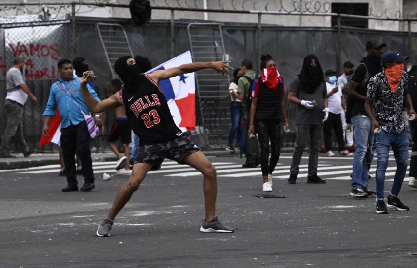 ¿Quiénes son los encapuchados?