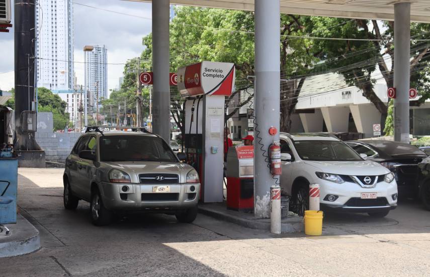 A partir del viernes baja el precio de la gasolina y sube el diésel