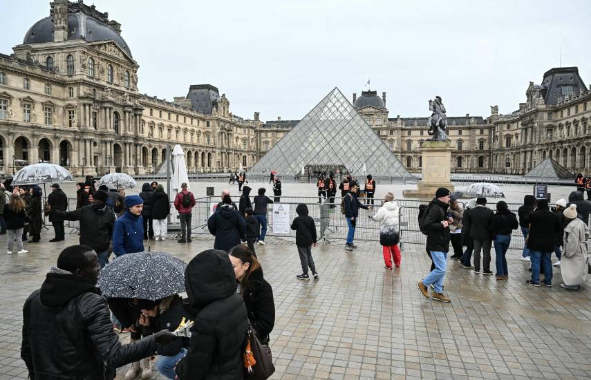 El Louvre permanece cerrado este lunes por la huelga de su personal