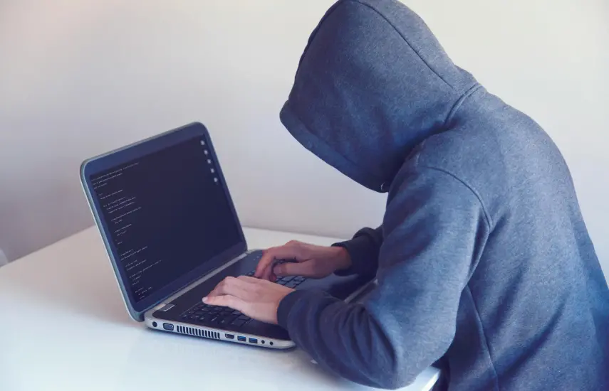 Pexels | Un hacker intentando vulnerar a un sistema privado.
