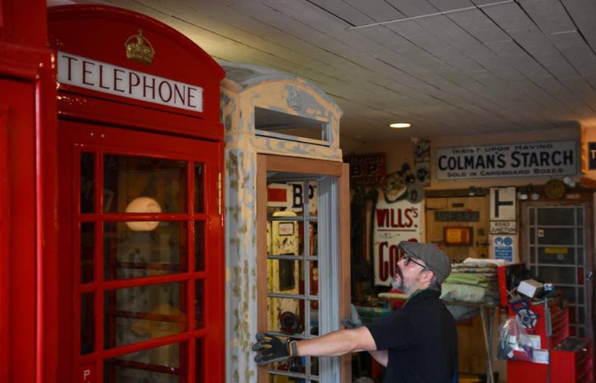 Cafés o bibliotecas, la segunda vida de las cabinas telefónicas británicas