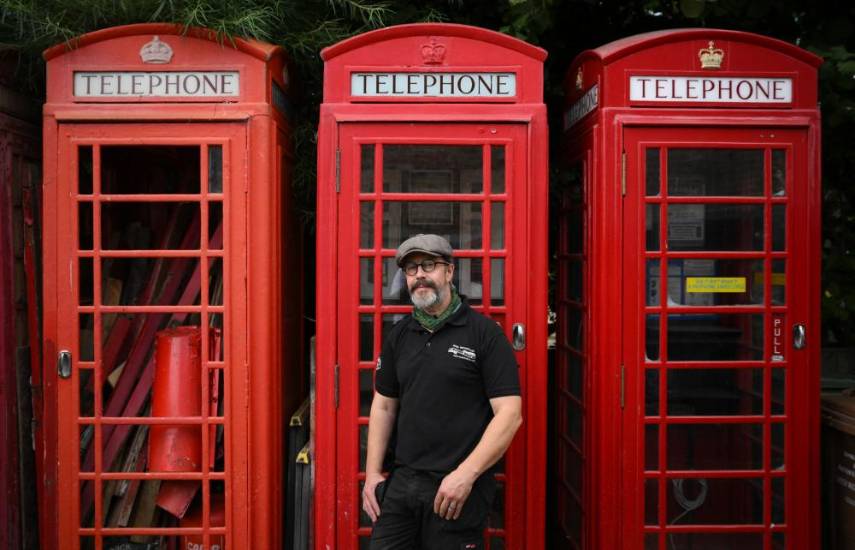 Cafés o bibliotecas, la segunda vida de las cabinas telefónicas británicas