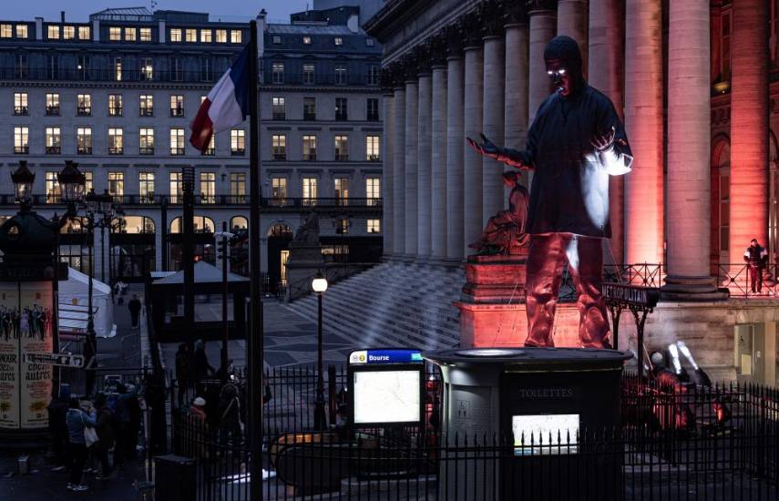 Estatua gigante del rapero estadounidense Kid Cudi en el centro de París