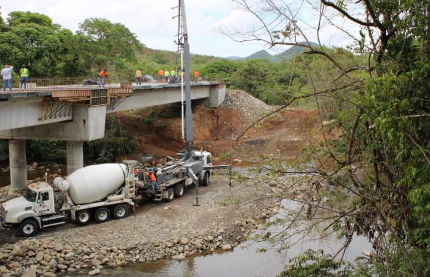 Mop avanza en obras de caminos de producción en Veraguas