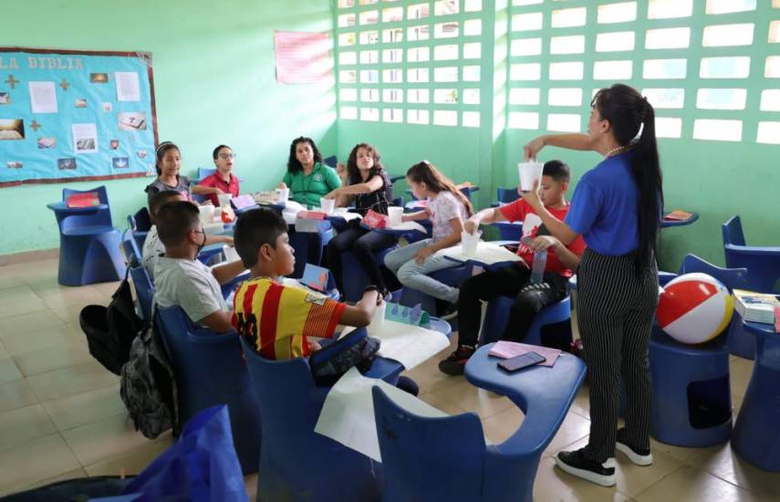 Redacción | Una maestra enseña dentro de un salón de clases, en ciudad de Panamá.
