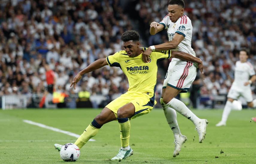 AFP | Jugadores del Real Madrid (d) y del Villarreal disputan el balón.