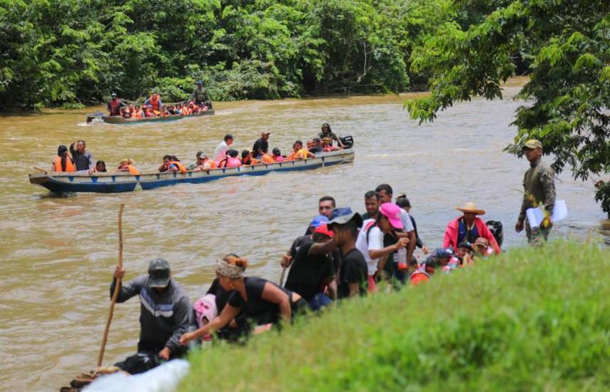 Más de 100 mil migrantes irregulares han transitado por Darién este año