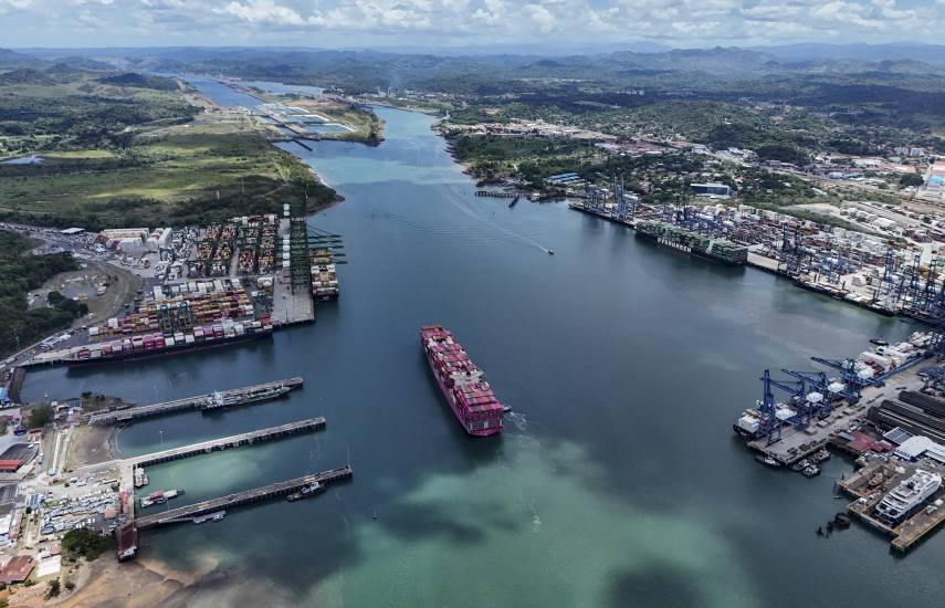 MARTIN BERNETTI / AFP | Vista aérea de un barco cruzando el Canal de Panamá.