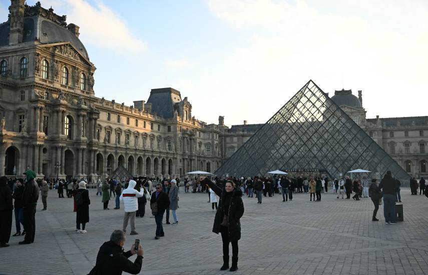 El museo del Louvre reabre parcialmente, pese a la huelga