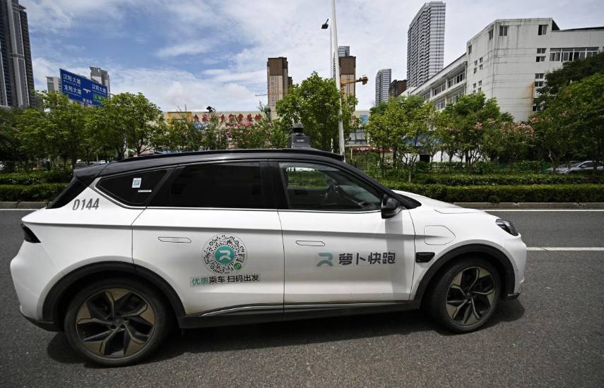 Robotaxis chinos se quedan varados por aparente “fallo técnico”, dice la policía