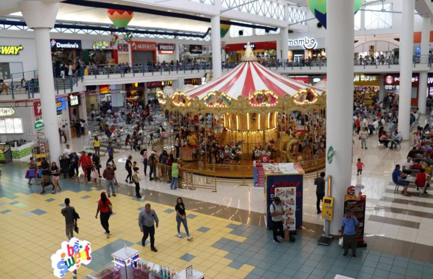ML | Compradores nacionales y extranjeros visitan Albrook Mall para realizar sus compras.