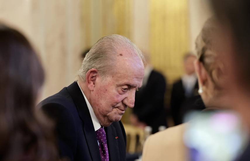 El rey emérito español Juan Carlos I recibe en Francia un premio por sus memorias