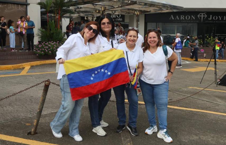 Venezolanos en Panamá votan en el consulado
