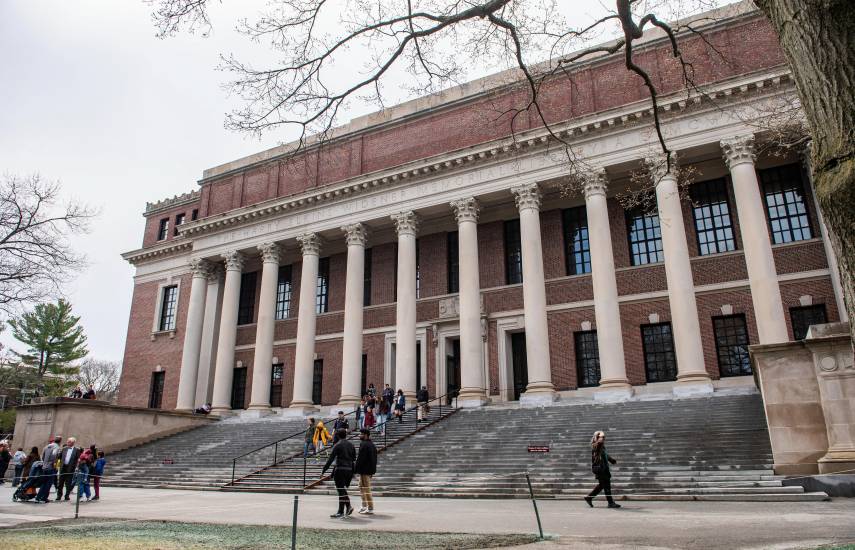 Hong Kong abrirá sus universidades a estudiantes extranjeros vetados en Harvard