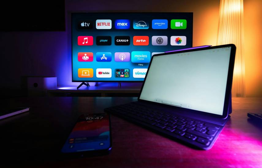 PEXELS | Una televisión y una computadora con aplicaciones.