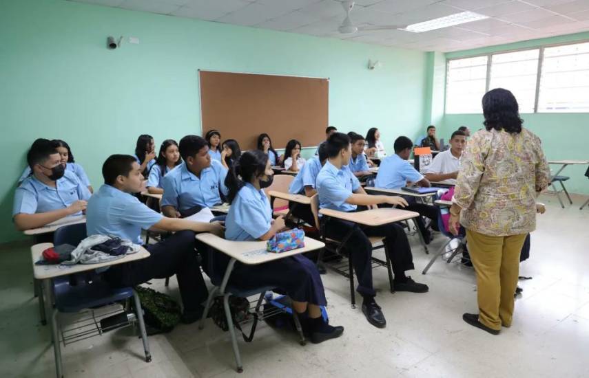 Cortesía | Estudiantes de premedia y un docente en el aula de un colegio oficial en Panamá.