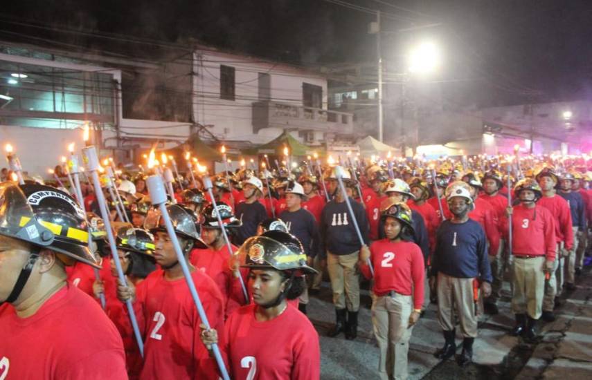 Bomberos realizarán esta noche su tradicional desfile de antorchas