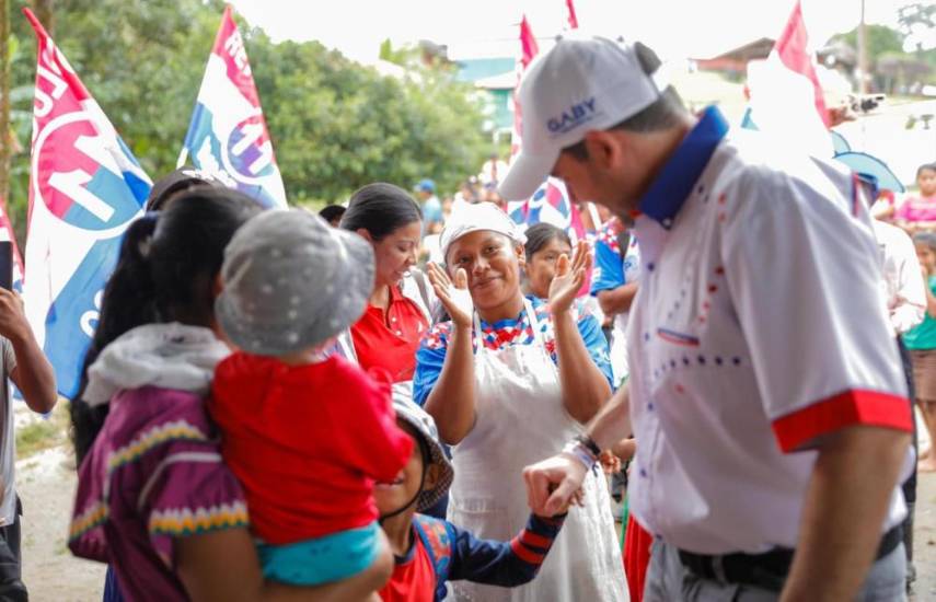 Carrizo visita y se reúne con 10 comunidades en la comarca Ngäbe Buglé durante el Carnaval