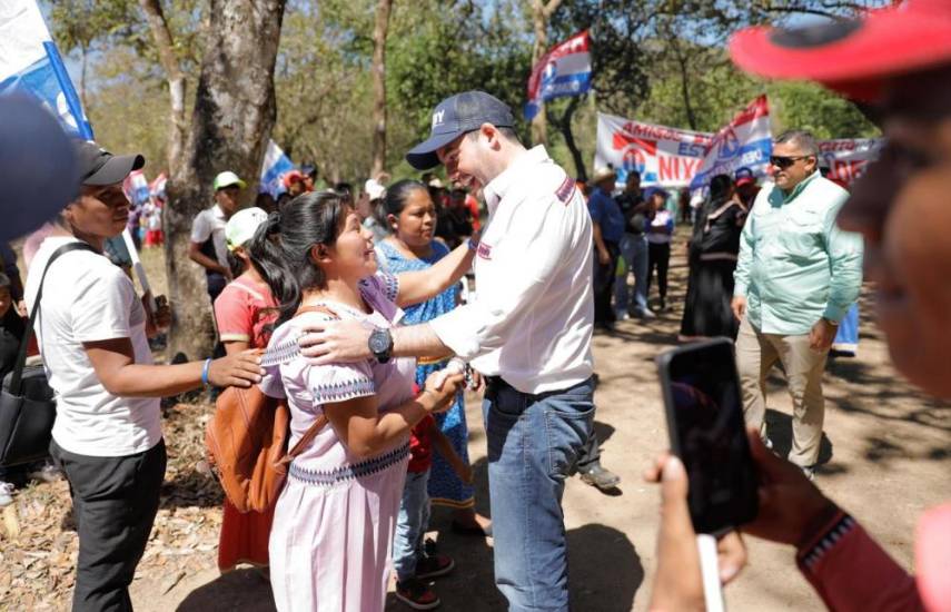 Carrizo visita y se reúne con 10 comunidades en la comarca Ngäbe Buglé durante el Carnaval