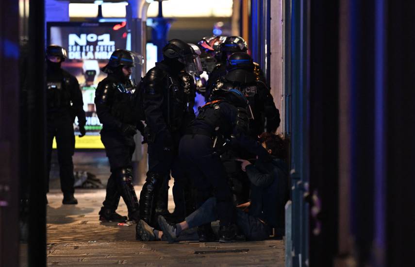 Disturbios y saqueos en Francia tras protestas contra el costo de la vida