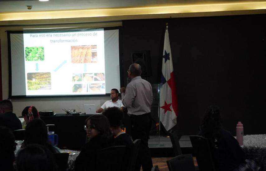 Adolescentes participan en jornada educativa de prevención y promoción de la salud