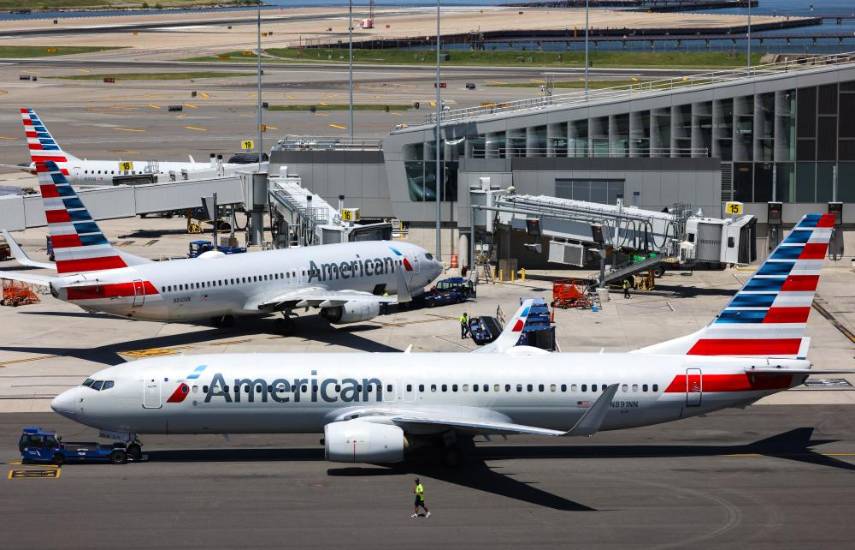 American Airlines suspende todos sus vuelos en EEUU