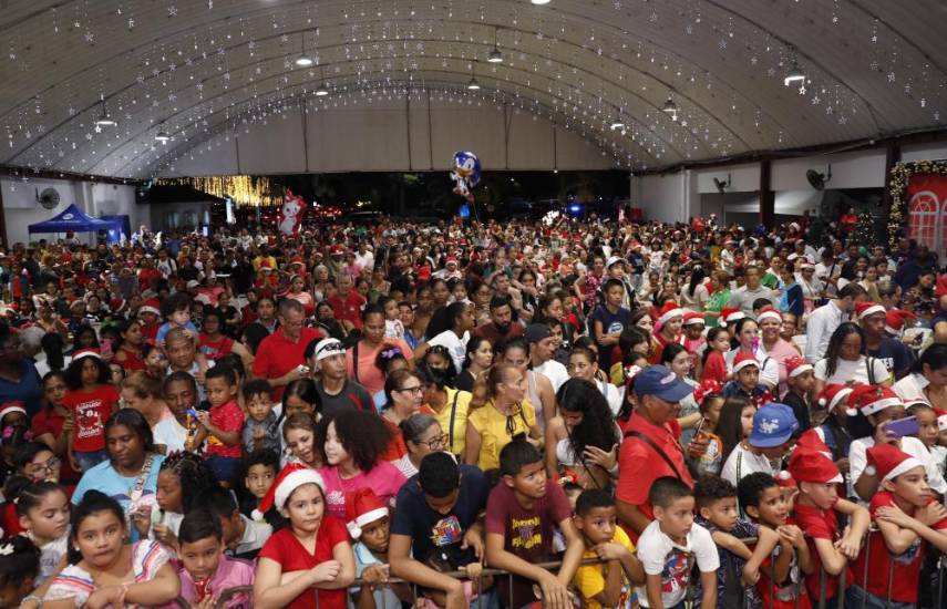Inicia la época navideña con el encendido de luces en el Parque Omar