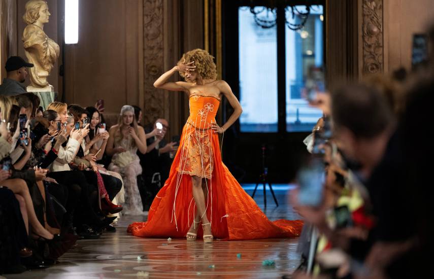 Anderson se inspira en las flores para Dior, Vaccarello prefiere el encaje para Saint Laurent
