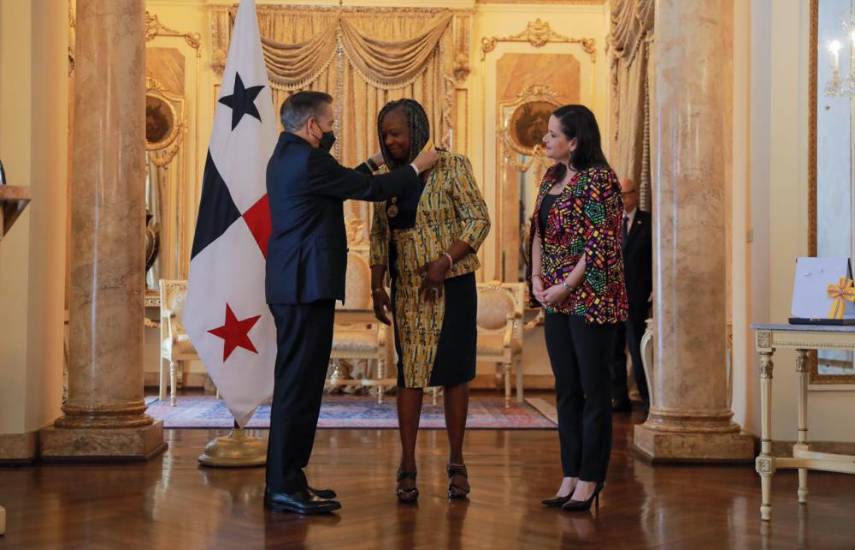 Leticia Claudia Thomas recibe la Orden Cecil Haynes