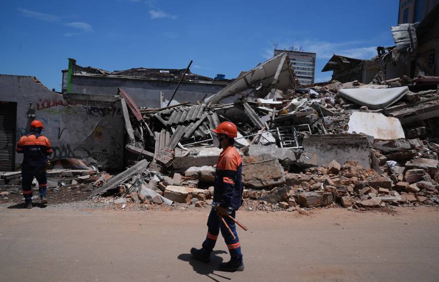 AFP | Personal de rescate tras un sismo revisando entre escombros.