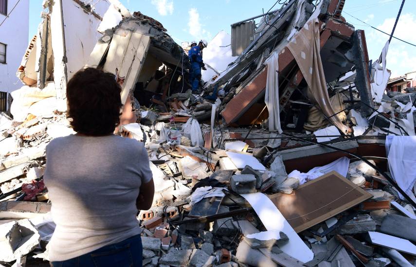 Socorristas buscan sobrevivientes tras potente terremoto en Colombia