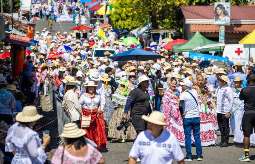 Restringen uso de fondos públicos para el Desfile de las Mil Polleras