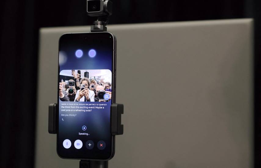 Presentan en Barcelona el primer “teléfono-robot” potenciado por IA, la víspera del MWC