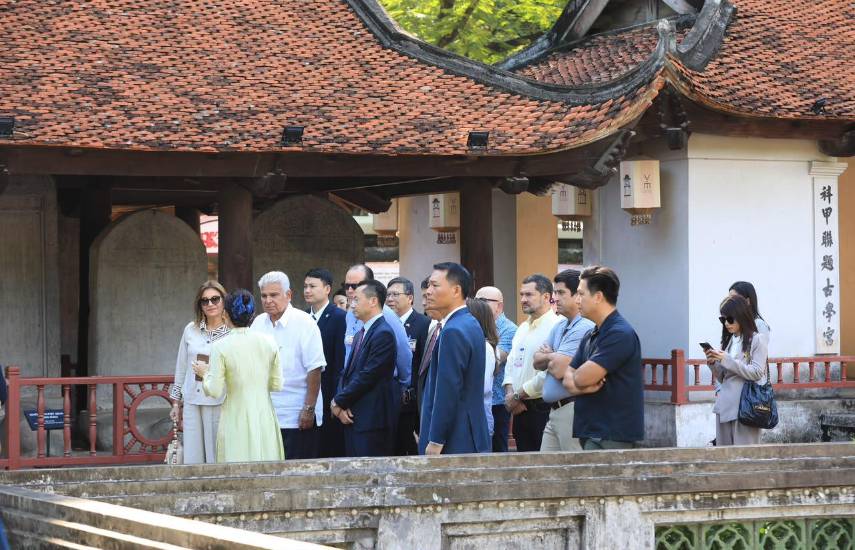 Mulino y primera dama visitan el Templo de la Literatura en Vietnam