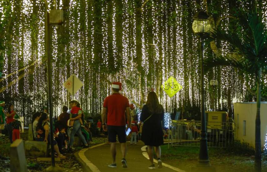 Inicia la época navideña con el encendido de luces en el Parque Omar