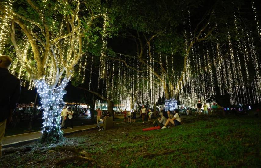 Inicia la época navideña con el encendido de luces en el Parque Omar